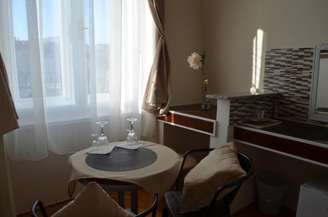 Rooms & Apartments Infinity Rijeka Bagian luar foto