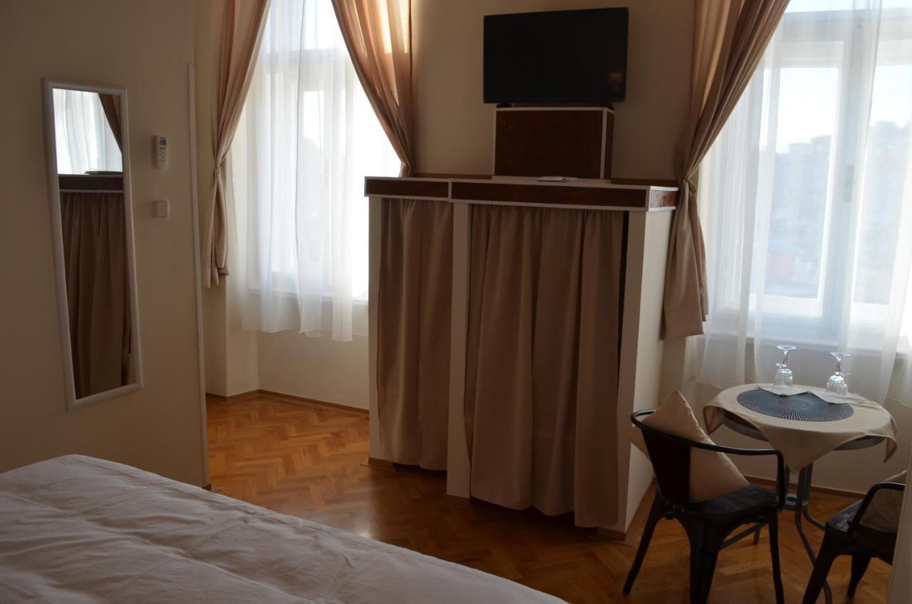 Rooms & Apartments Infinity Rijeka Bagian luar foto